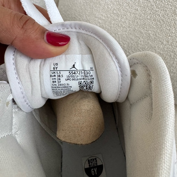 Air Jordan 1 Mid Triple White GS | Size 6Y (Women’s 7.5) - Picture 9 of 11